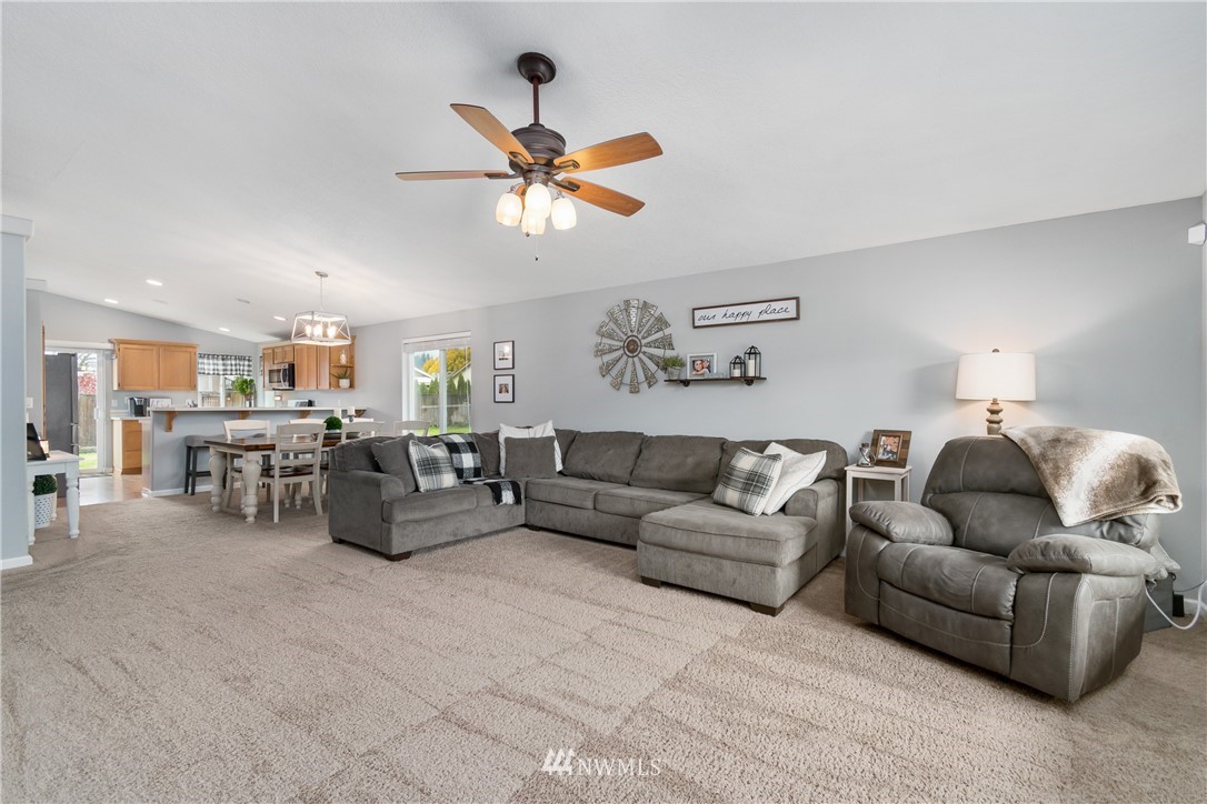 2111 Grove Street Longview, WA 98632 - Photo 4 of 26 a living room with furniture and kitchen view