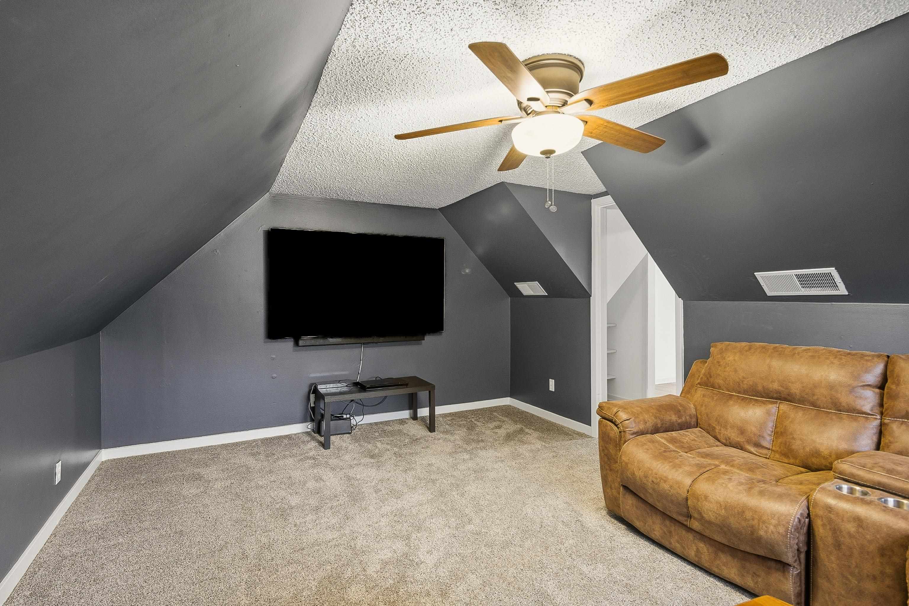 1833 New Riverdale Road Germantown, TN 38138 - Photo 27 of 40 a living room with furniture and a flat screen tv
