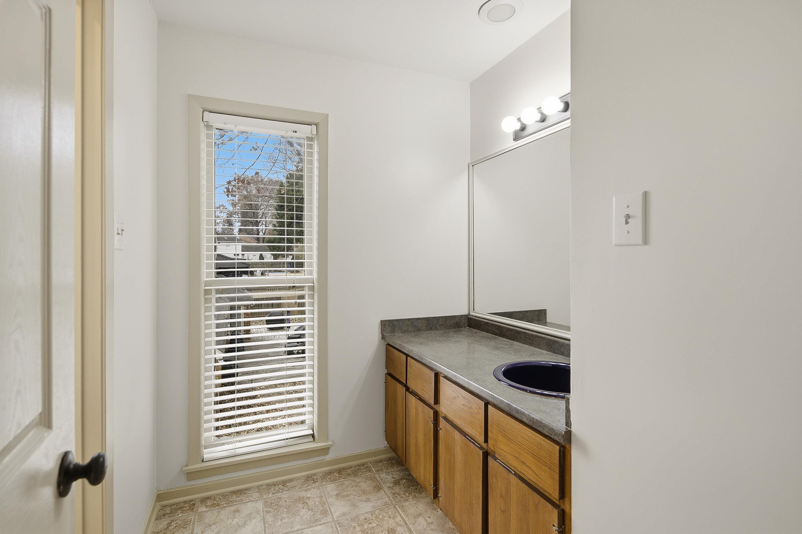 1833 New Riverdale Road Germantown, TN 38138 - Photo 29 of 40 a utility room with dryer and washer