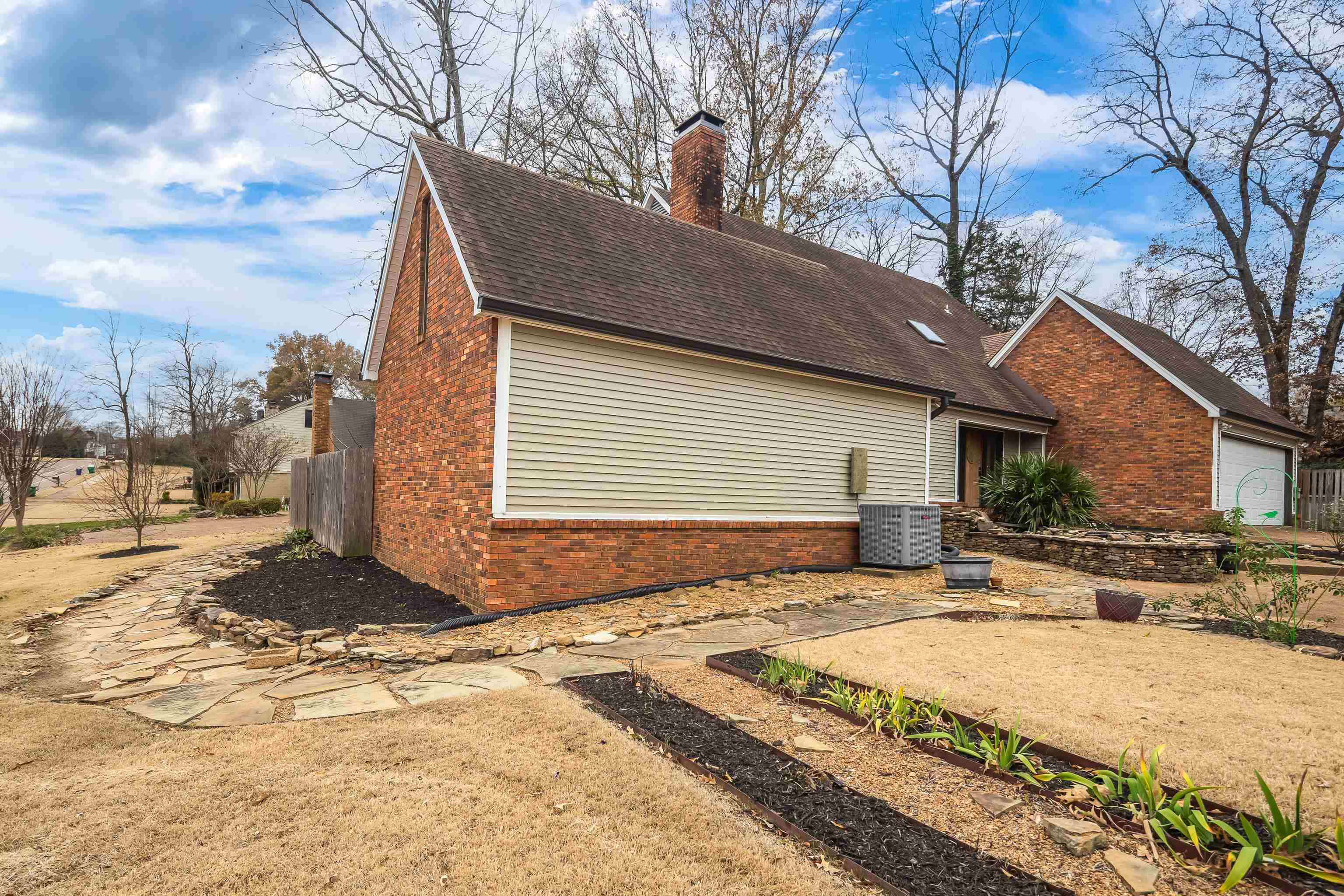 1833 New Riverdale Road Germantown, TN 38138 - Photo 39 of 40 a front view of a house with a yard