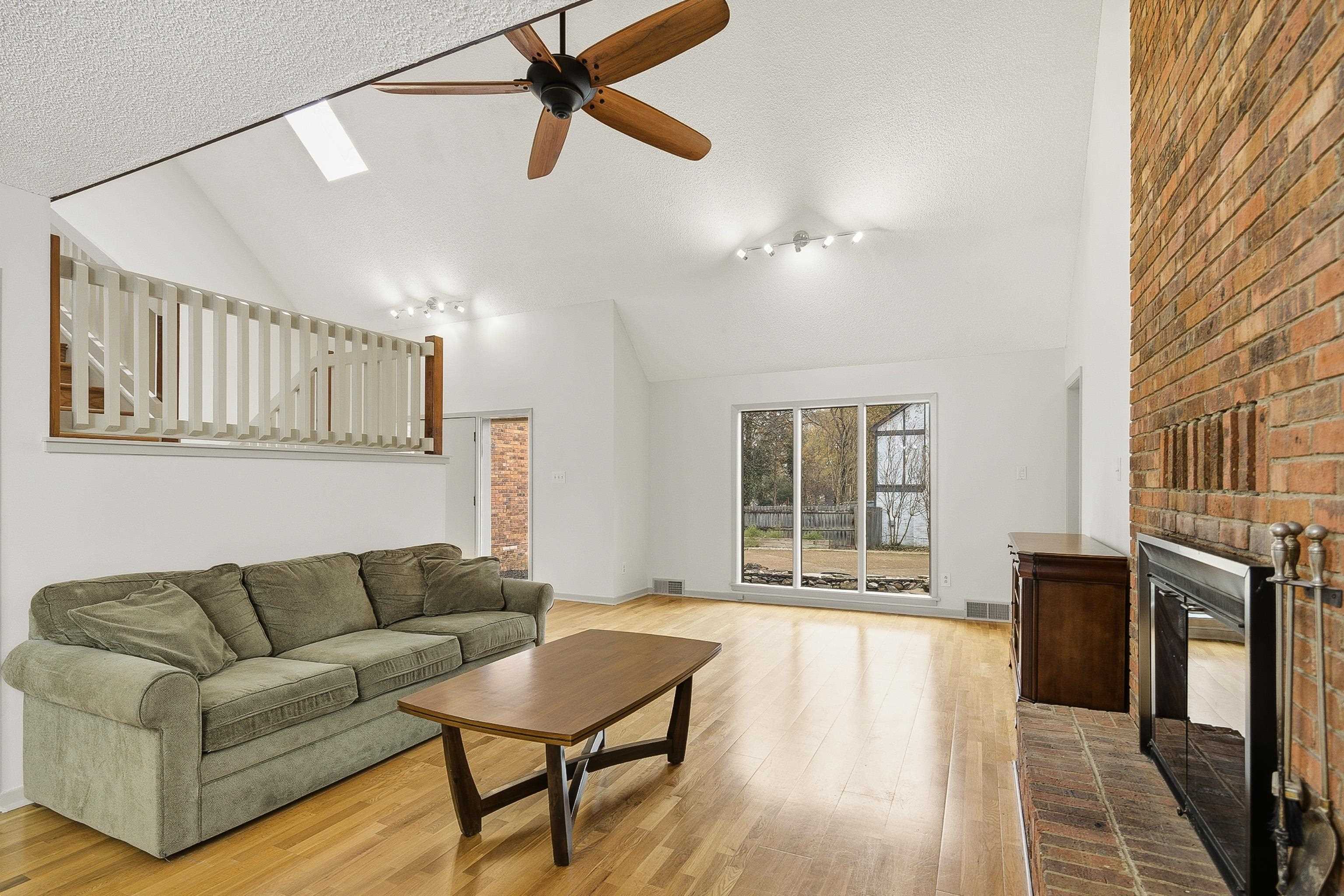 1833 New Riverdale Road Germantown, TN 38138 - Photo 10 of 40 a living room with furniture and a window