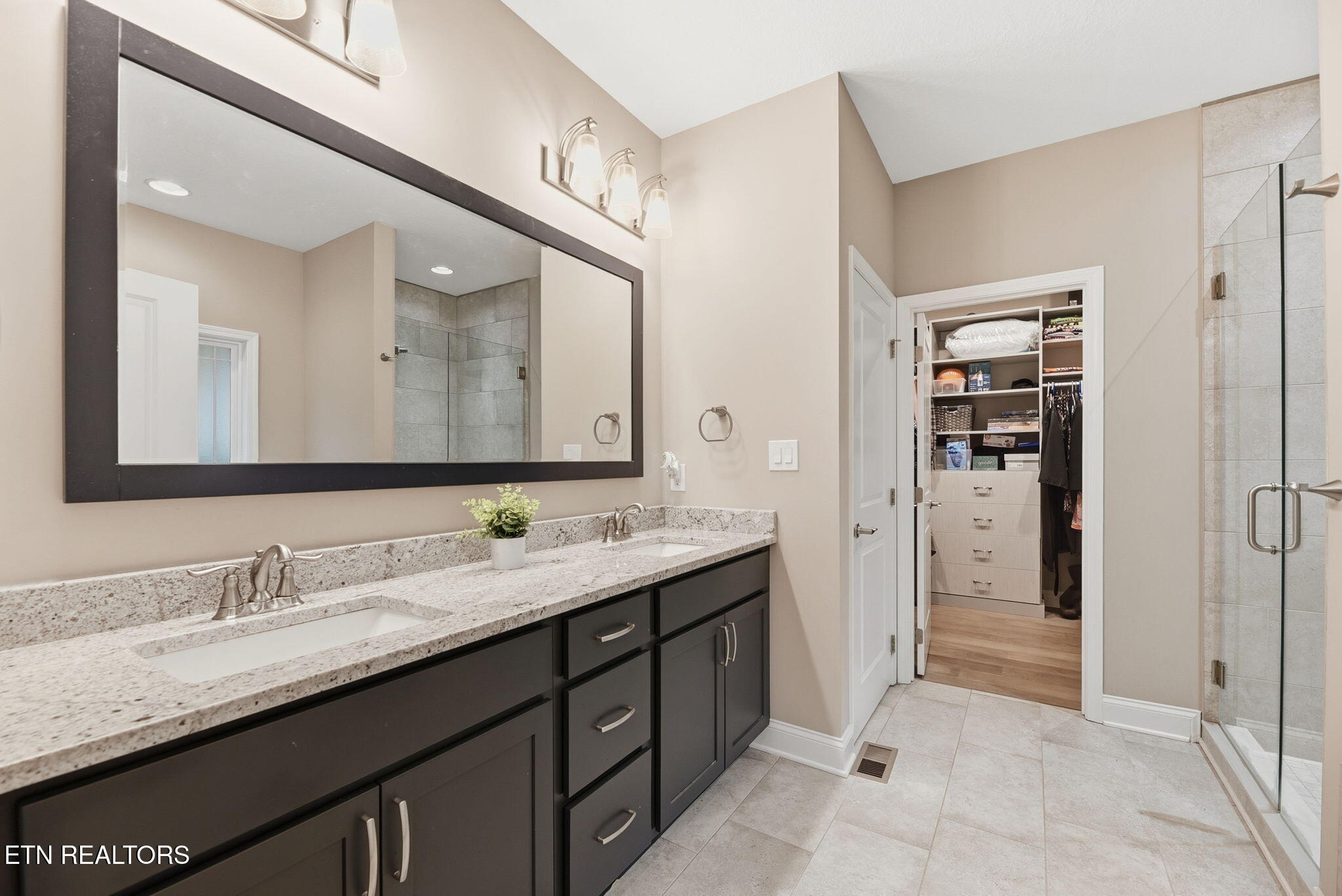 137 Black Oak Road Oak Ridge, TN 37830 - Photo 19 of 51 masterbath3