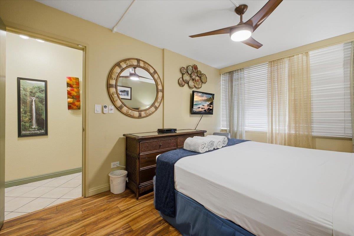 2695 South Kihei Road, Unit 5114 Kihei, HI 96753 - Photo 16 of 47 a bedroom with a bed and a chandelier