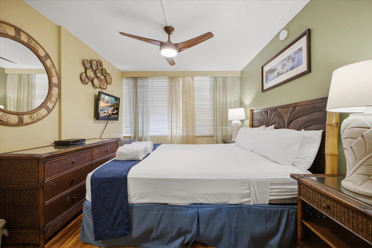 2695 South Kihei Road, Unit 5114 Kihei, HI 96753 - Photo 17 of 47 a bedroom with a bed and a mirror on the dresser