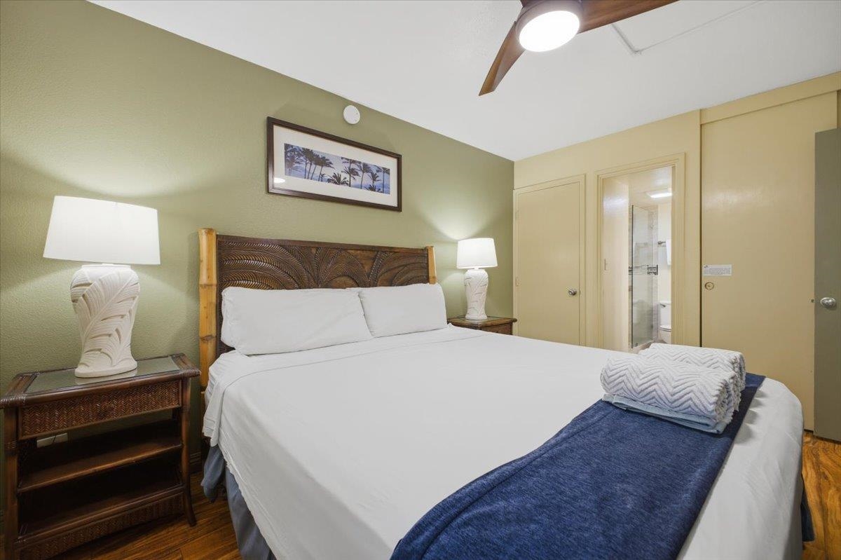 2695 South Kihei Road, Unit 5114 Kihei, HI 96753 - Photo 18 of 47 a bedroom with a bed and a lamp