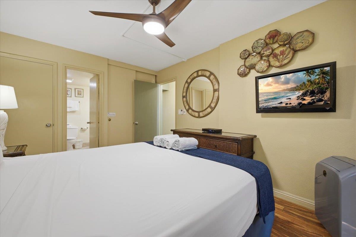 2695 South Kihei Road, Unit 5114 Kihei, HI 96753 - Photo 19 of 47 a bedroom with a bed and a chandelier