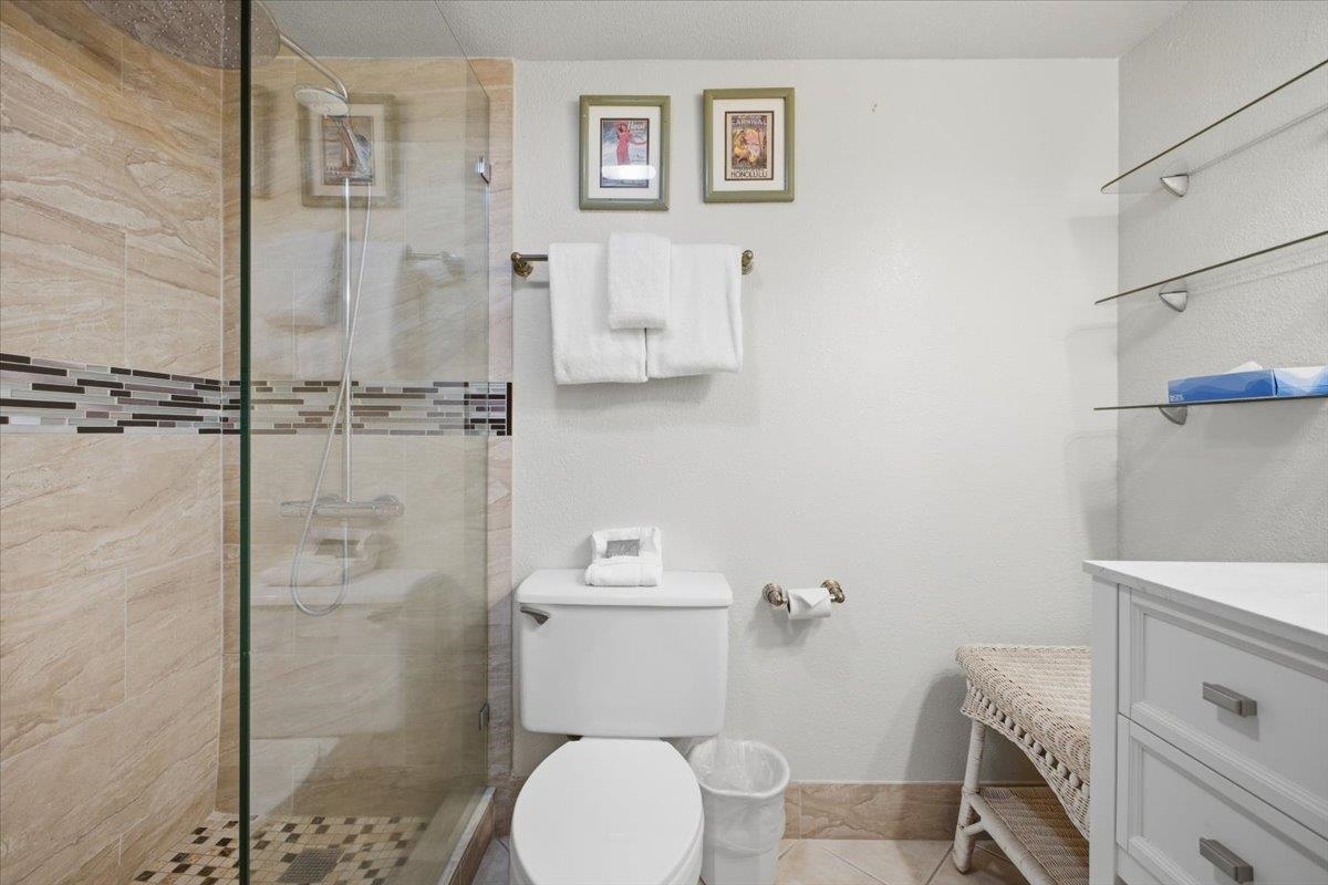 2695 South Kihei Road, Unit 5114 Kihei, HI 96753 - Photo 20 of 47 a bathroom with a toilet and a shower