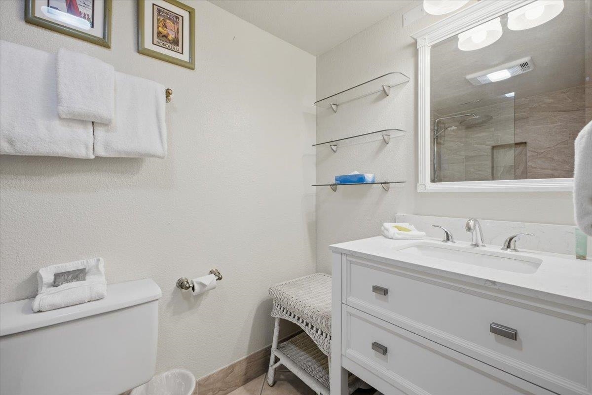 2695 South Kihei Road, Unit 5114 Kihei, HI 96753 - Photo 22 of 47 a bathroom with a sink a toilet and a mirror