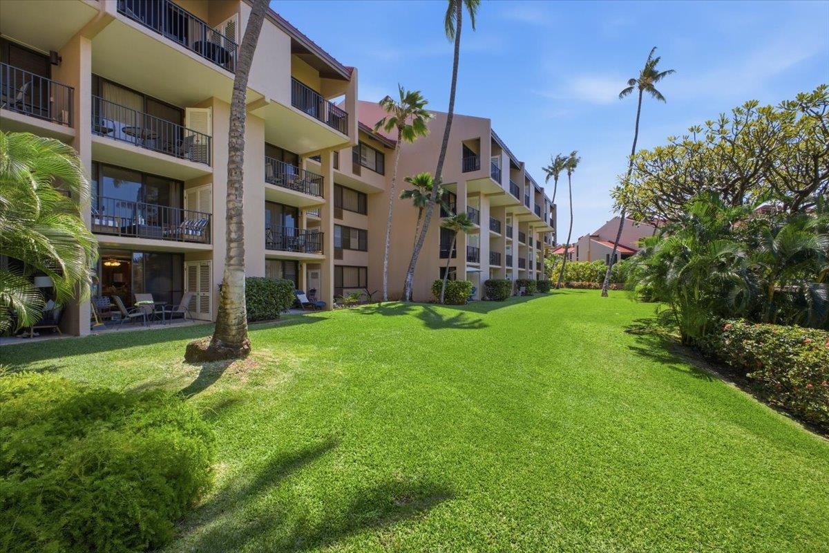2695 South Kihei Road, Unit 5114 Kihei, HI 96753 - Photo 25 of 47 a view of a big yard in front of a brick building