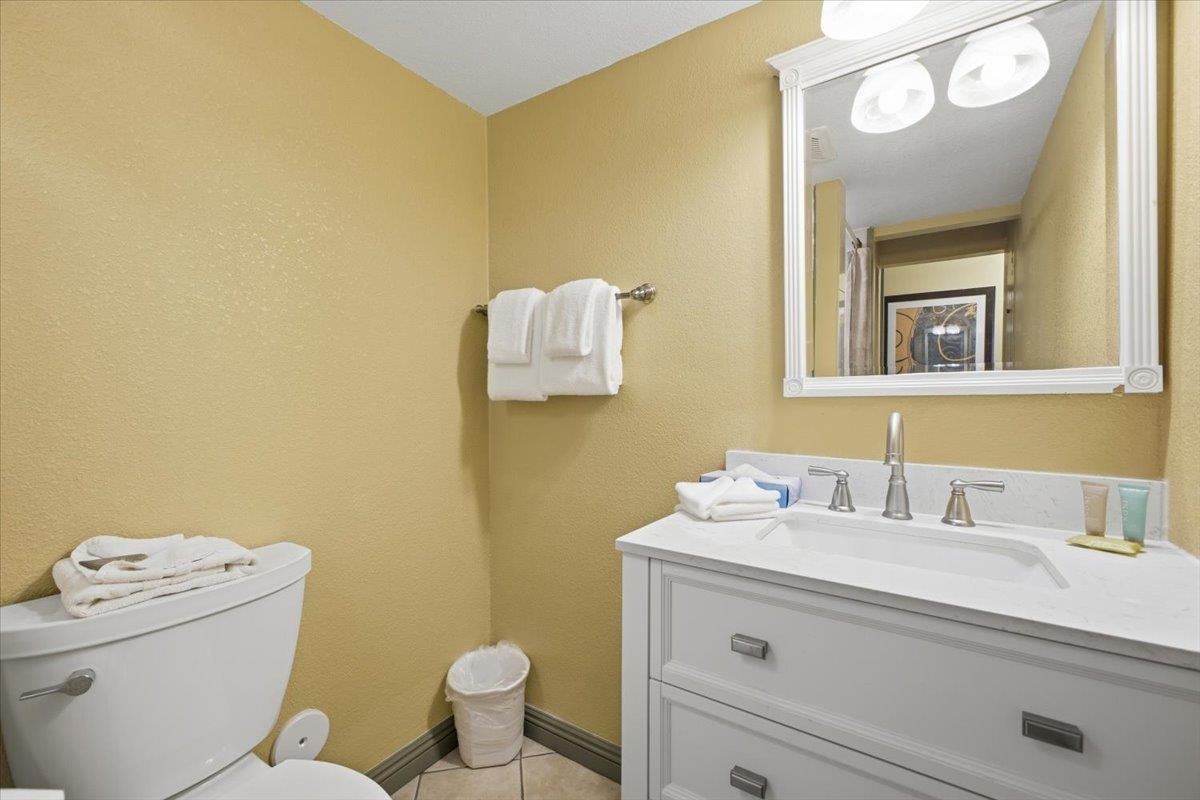 2695 South Kihei Road, Unit 5114 Kihei, HI 96753 - Photo 27 of 47 a bathroom with a toilet sink vanity and mirror