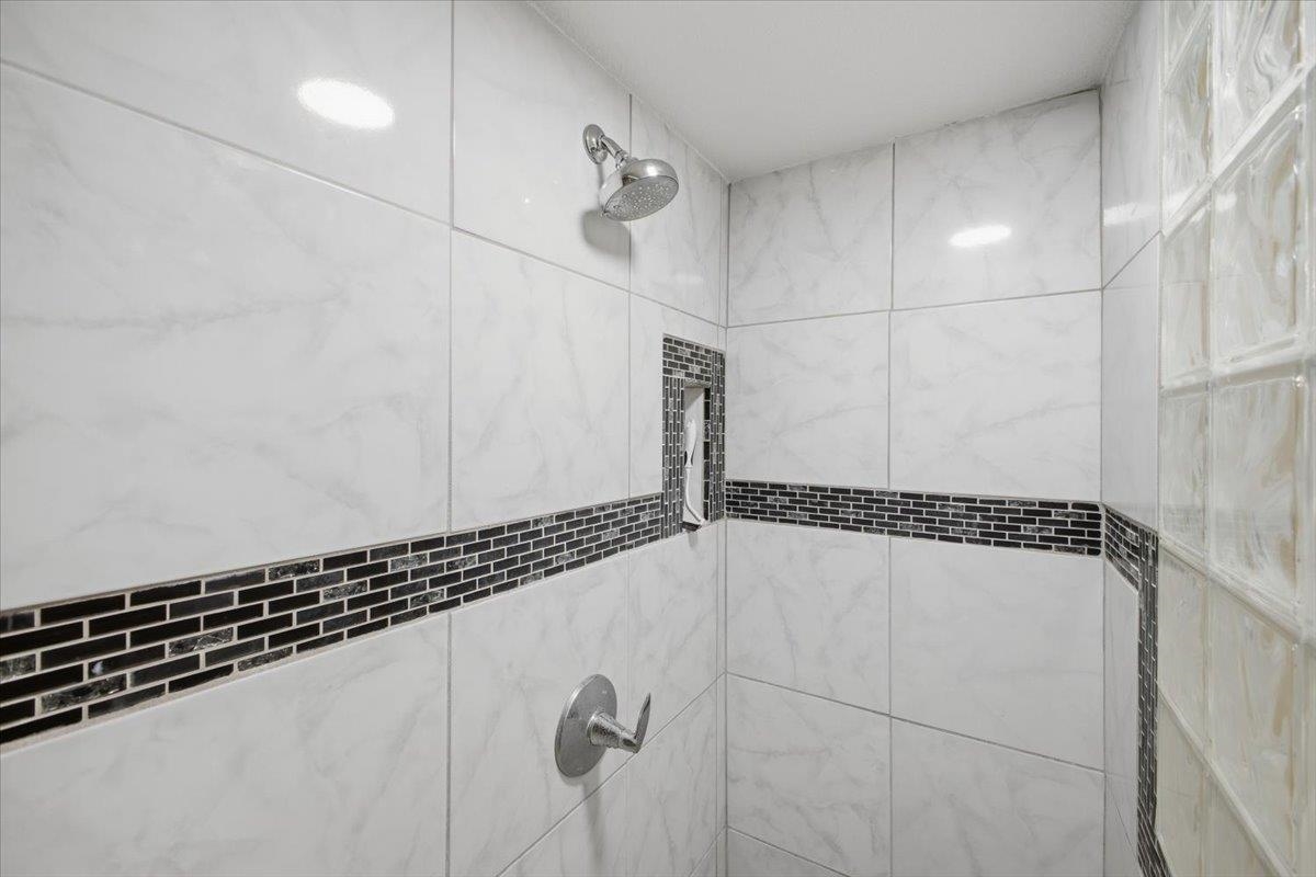 2695 South Kihei Road, Unit 5114 Kihei, HI 96753 - Photo 28 of 47 a bathroom with a shower and a shower