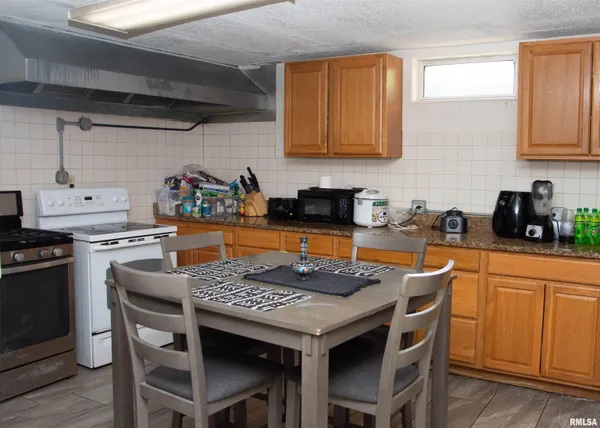 $400,000 | 720 Wigwam Hollow Road, Unit 1, Macomb, IL 61455