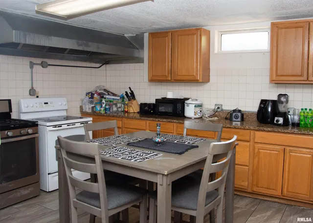 $400,000 | 720 Wigwam Hollow Road, Unit 1, Macomb, IL 61455