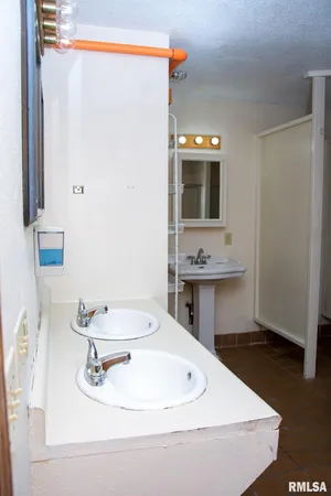 $400,000 | 720 Wigwam Hollow Road, Unit 1, Macomb, IL 61455