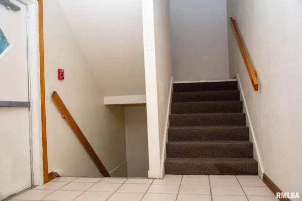 $400,000 | 720 Wigwam Hollow Road, Unit 1, Macomb, IL 61455