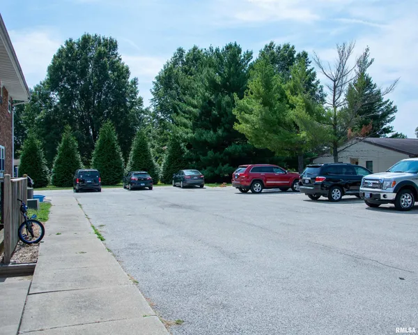 $400,000 | 720 Wigwam Hollow Road, Unit 1, Macomb, IL 61455