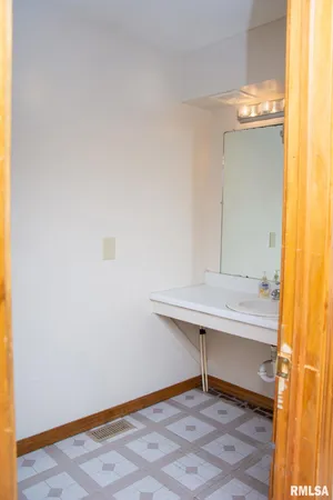 $400,000 | 720 Wigwam Hollow Road, Unit 1, Macomb, IL 61455