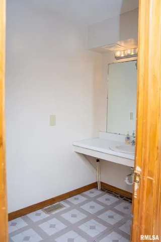 $400,000 | 720 Wigwam Hollow Road, Unit 1, Macomb, IL 61455