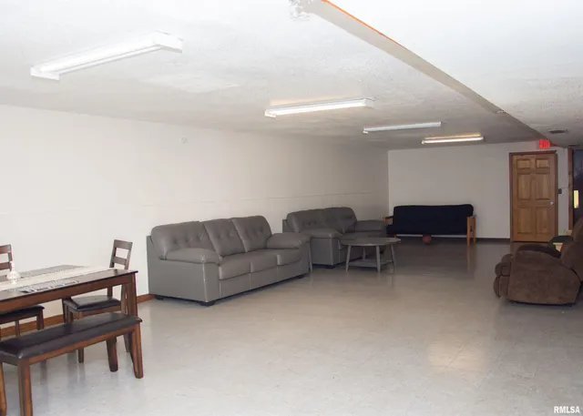 $400,000 | 720 Wigwam Hollow Road, Unit 1, Macomb, IL 61455