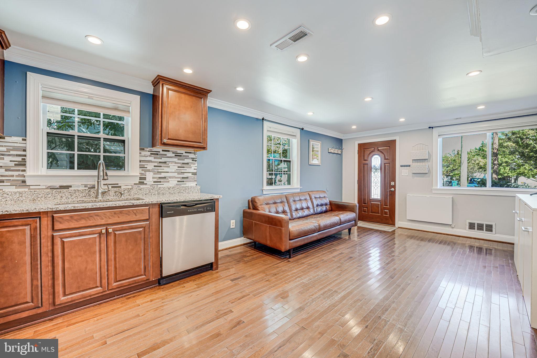 5502 7th Road South Arlington, VA 22204 - Photo 8 of 26 Kitchen/Living Area