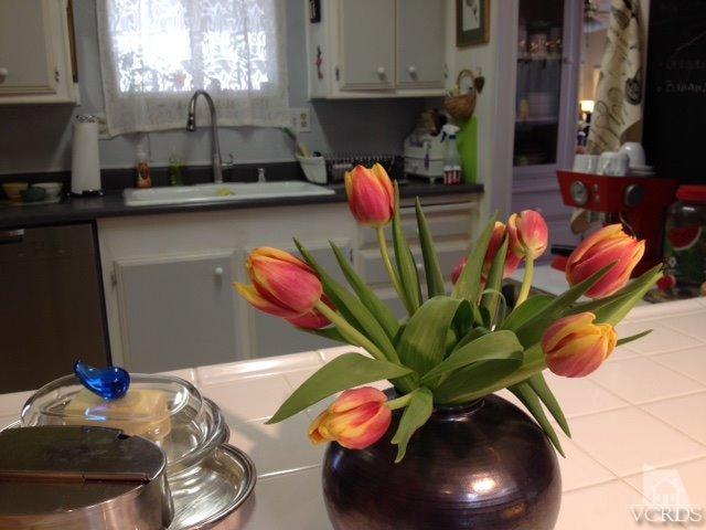 1225 South Rice Road, Unit 49 Ojai, CA 93023 - Photo 13 of 20 a vase of flowers sitting on a table