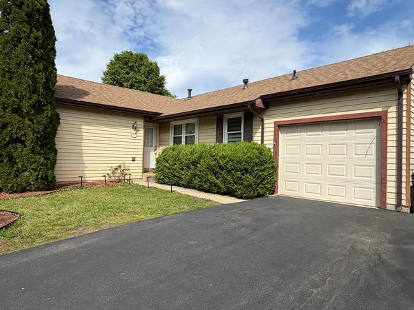$2,600 | 1900 Stanford Drive, Naperville, IL 60565