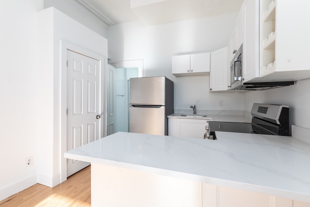 75 Chandler Street, Unit 3 Boston, MA 02116 - Photo 4 of 9