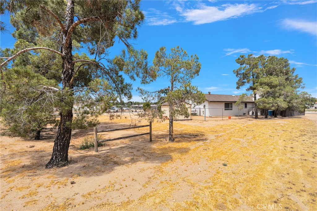 19031 Shoshonee Road Apple Valley, CA 92307 - Photo 39 of 43