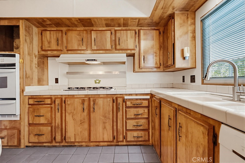 31244 North Lakehills Road Castaic, CA 91384 - Photo 22 of 72 Kitchen