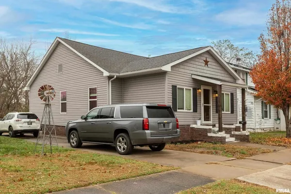 a view of a car in front of a house