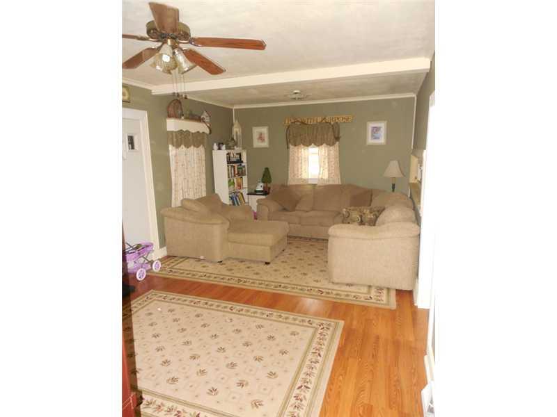 100 Crowe Road Renfrew, PA 16053 - Photo 8 of 10 Living Room.