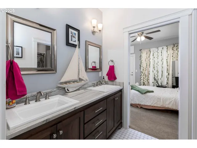a en suite bathroom with a sink and a mirror