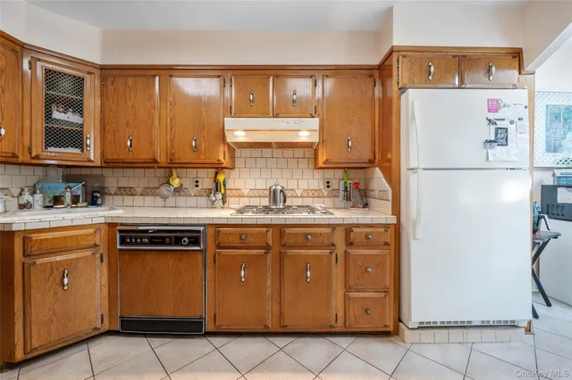 $950,000 | 64-30 83rd Place | Middle Village