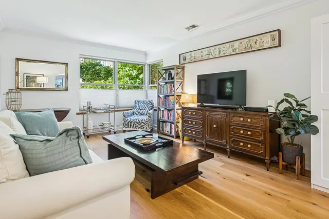 $325,000 | 4929 North Wolcott Avenue, Unit 1A, Chicago, IL 60640