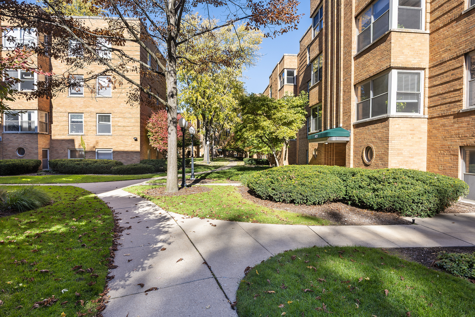 4929 North Wolcott Avenue, Unit 1A Chicago, IL 60640 - Photo 13 of 15 a view of a street with a building and a street sign