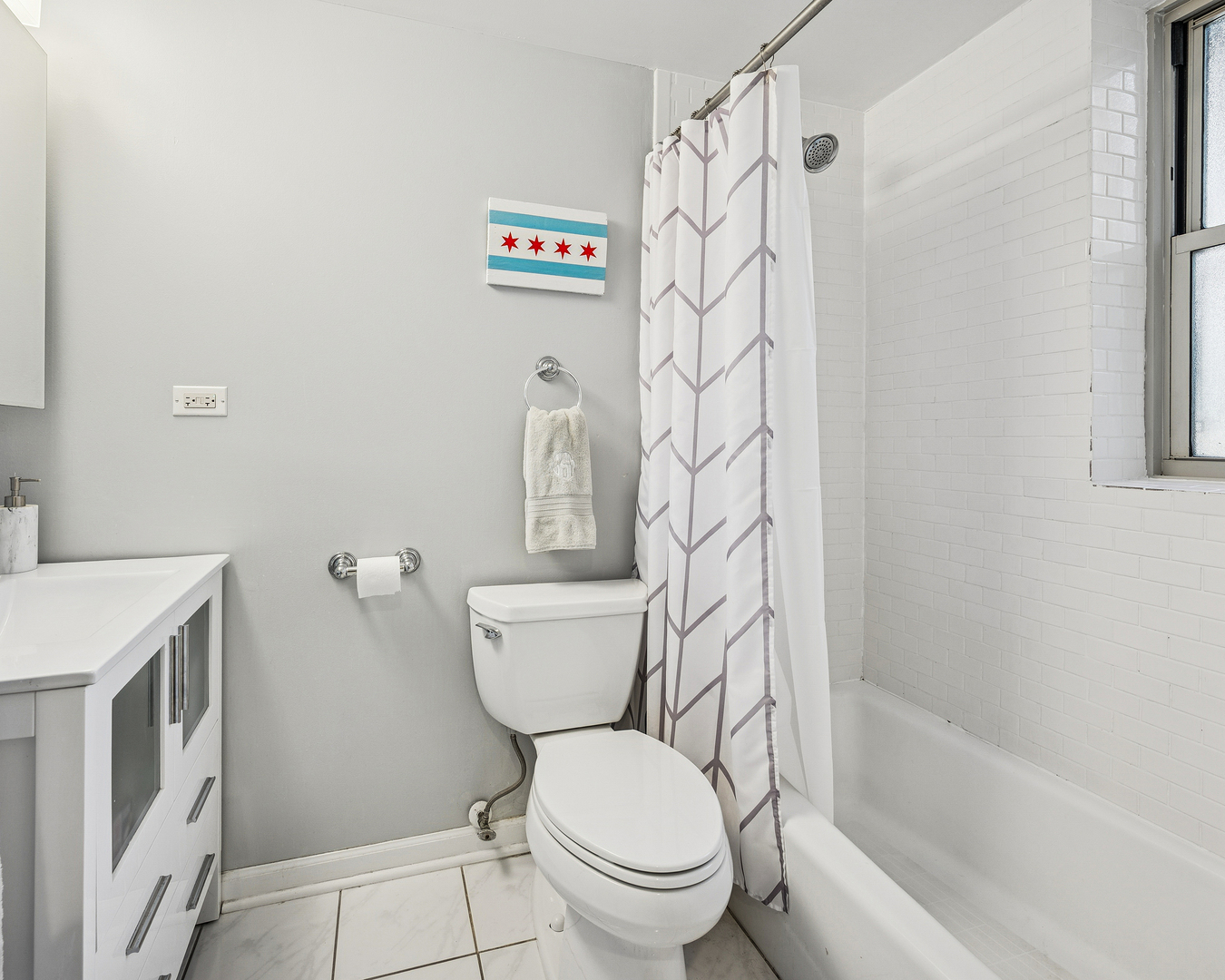 4929 North Wolcott Avenue, Unit 1A Chicago, IL 60640 - Photo 8 of 15 a bathroom with a toilet and a shower curtain