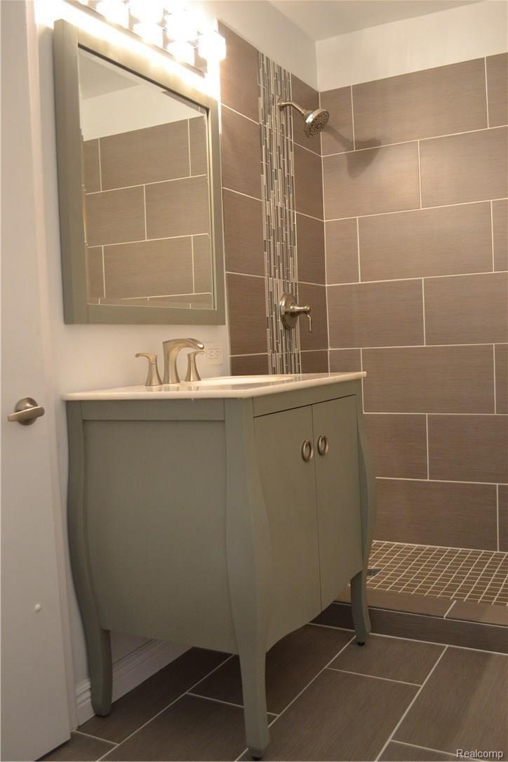76 Webber Place Grosse Pointe, MI 48236 - Photo 10 of 30 guest bath2.JPG
