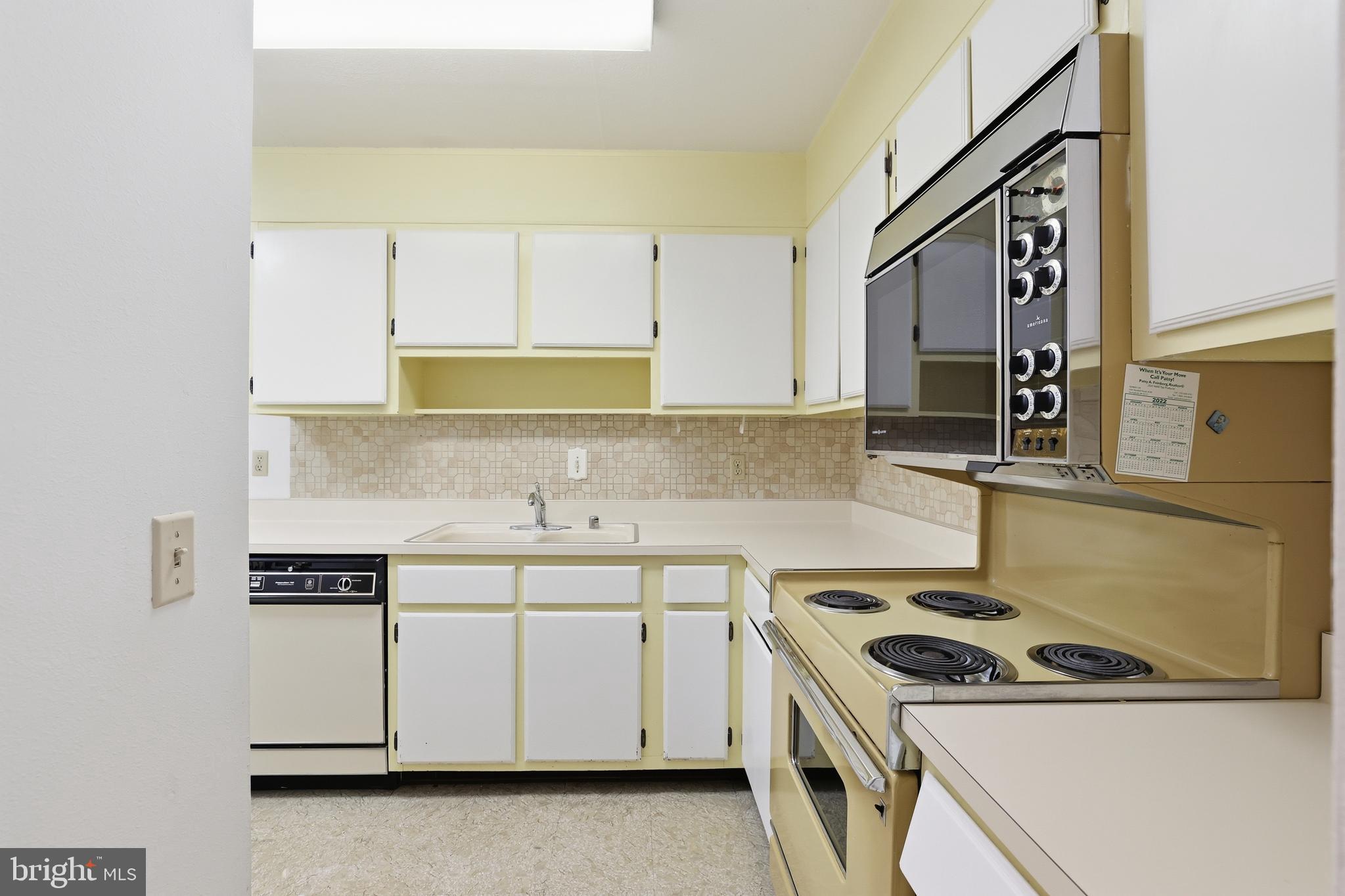 6101 Edsall Road, Unit 502 Alexandria, VA 22304 - Photo 9 of 33 Retro kitchen with plenty of cupboard space