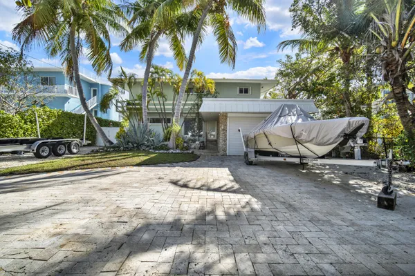 a view of a backyard with palm trees