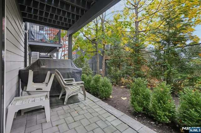 $949,000 | 555 Edgewater Avenue, Unit 103 RESERVE CT, Ridgefield, NJ 07657