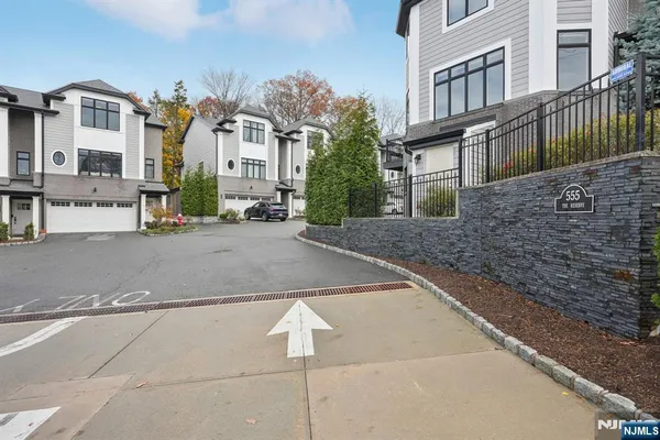 $949,000 | 555 Edgewater Avenue, Unit 103 RESERVE CT, Ridgefield, NJ 07657