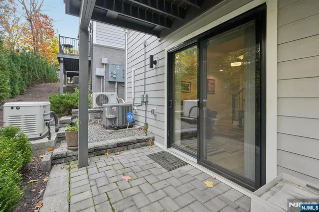 $949,000 | 555 Edgewater Avenue, Unit 103 RESERVE CT, Ridgefield, NJ 07657