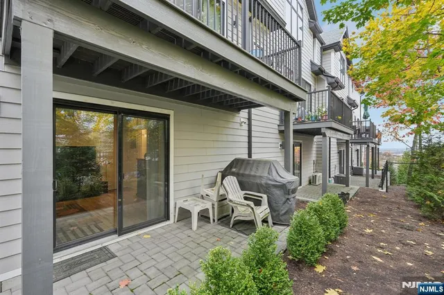 $949,000 | 555 Edgewater Avenue, Unit 103 RESERVE CT, Ridgefield, NJ 07657