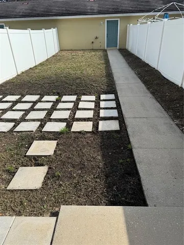 a view of a backyard