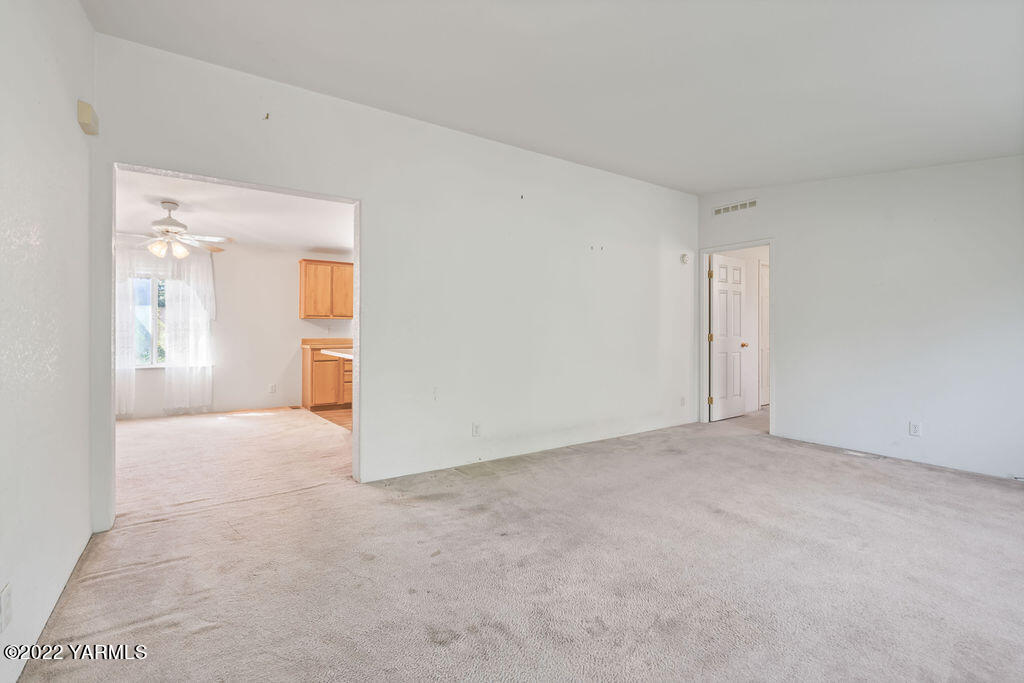 1260 Thompson Road Cowiche, WA 98923 - Photo 13 of 38 Front entry room