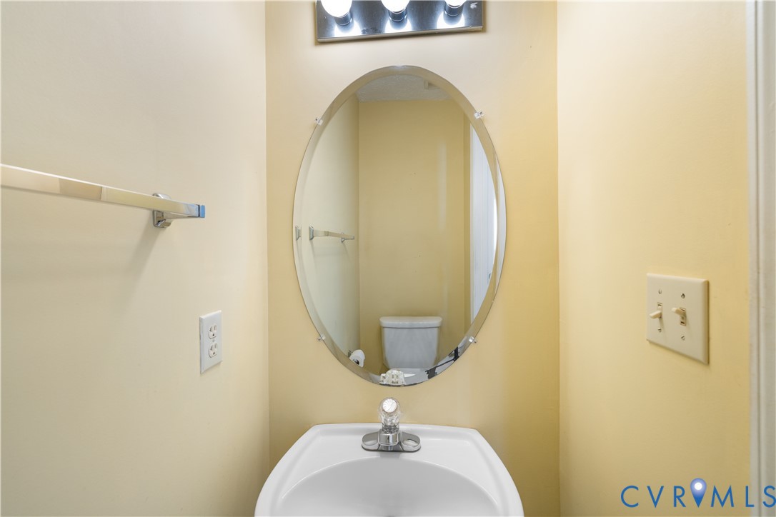 1403 4th Ave Extension Farmville, VA 23901 - Photo 13 of 37 1st Floor Half Bath