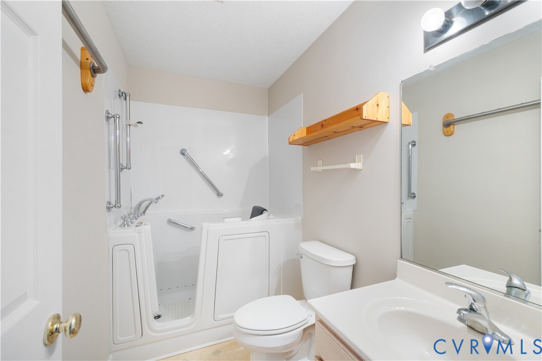 1403 4th Ave Extension Farmville, VA 23901 - Photo 24 of 37 2nd Floor Hall Bath