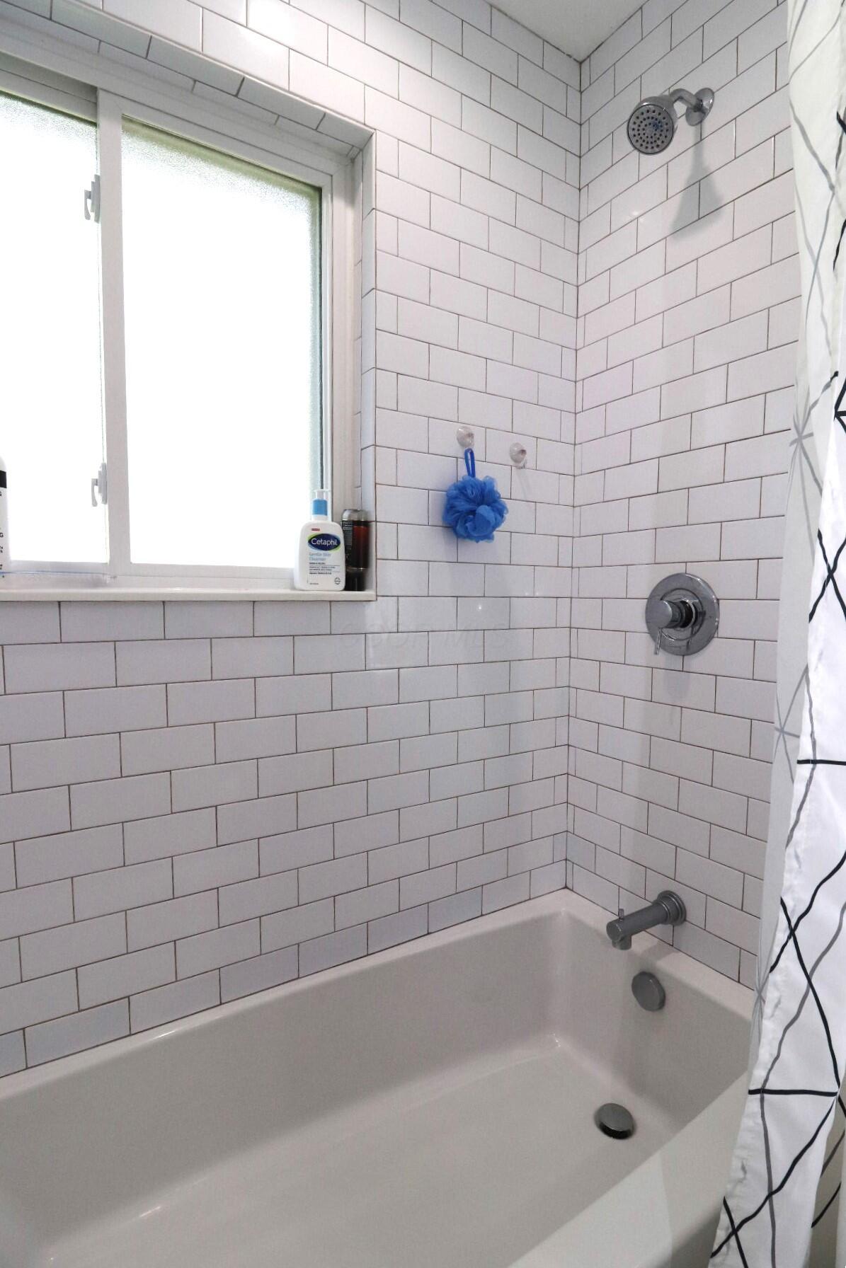 1950 Langham Road Columbus, OH 43221 - Photo 35 of 56 Large tub w/shower