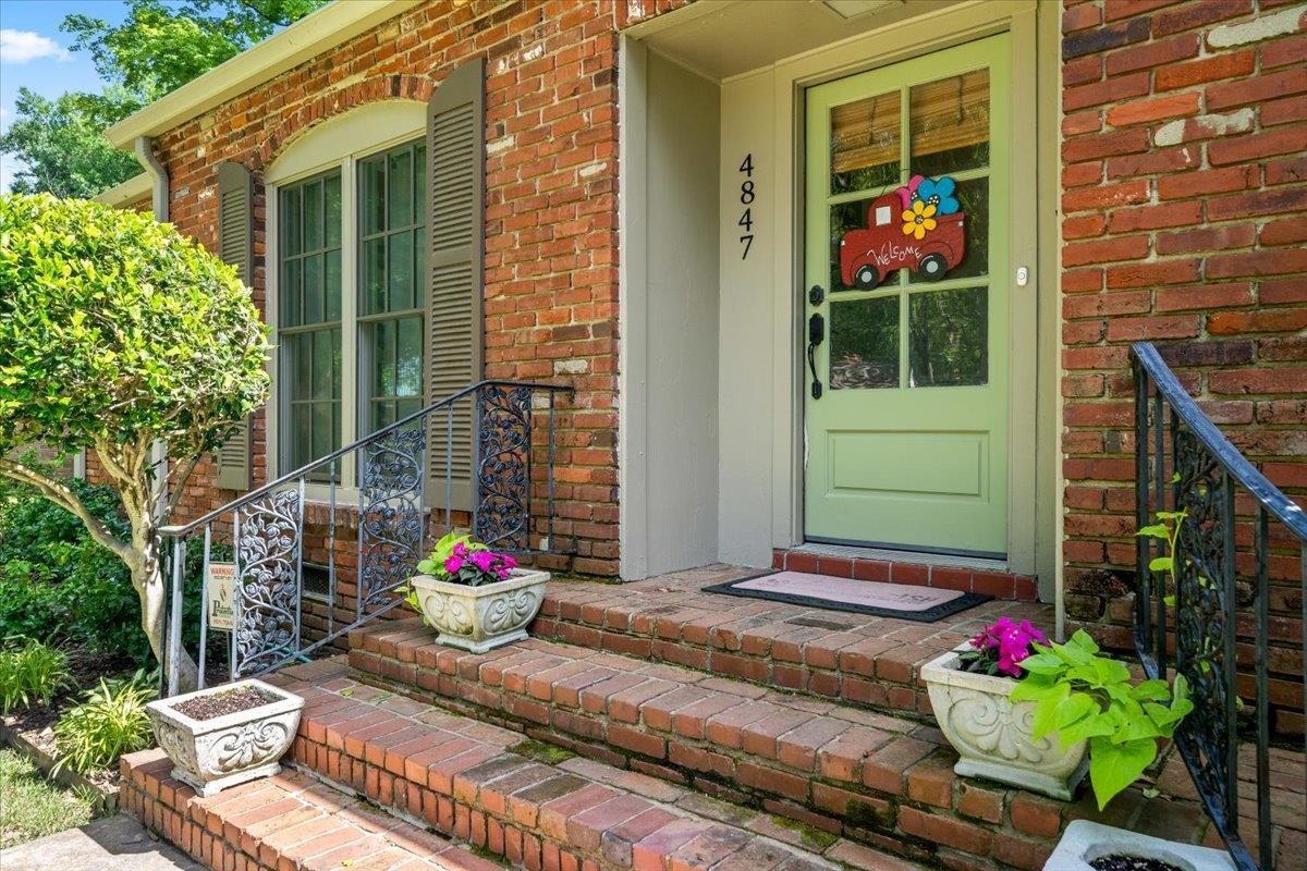 4847 Kaye Road Memphis, TN 38117 - Photo 5 of 40 a backyard of a house with lots of green space and fountain