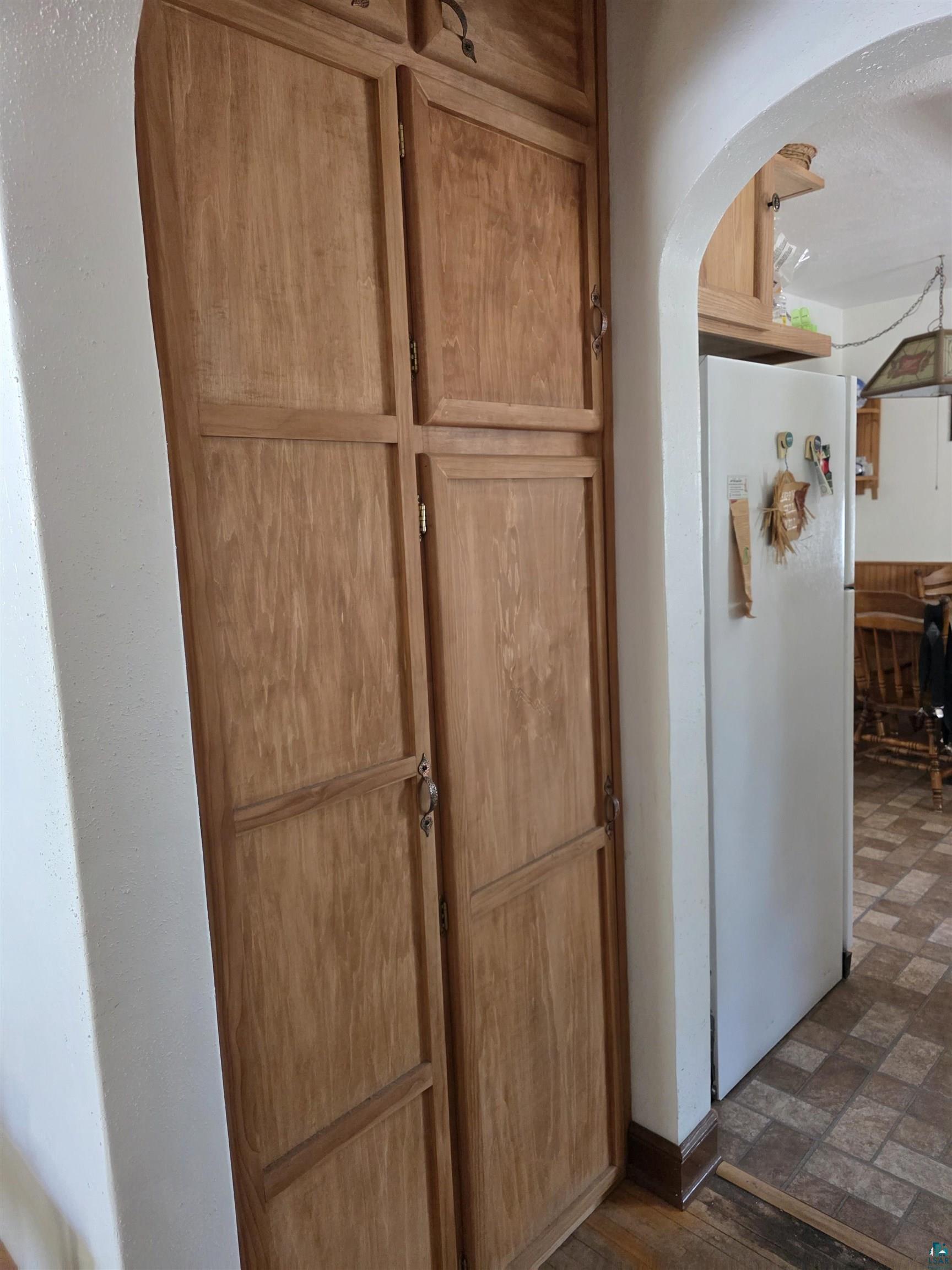 406 North Road Cloquet, MN 55720 - Photo 13 of 26 Detailed view of arched walkways and freestanding refrigerator